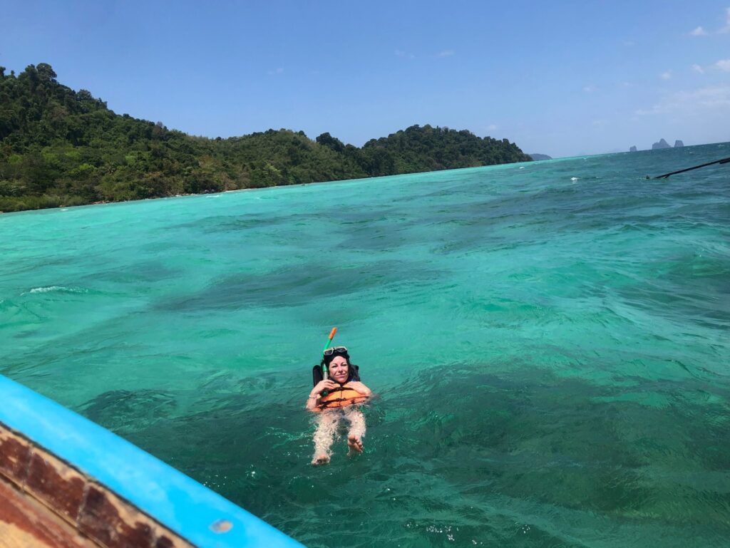 Elke Fleurackers lachend aan het snorkelen in Thailand